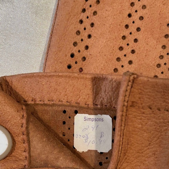 VINTAGE WRIST LENGTH LEATHER GLOVES, CARAMEL, ACCENTED WITH HOLES - Picture 2 of 4